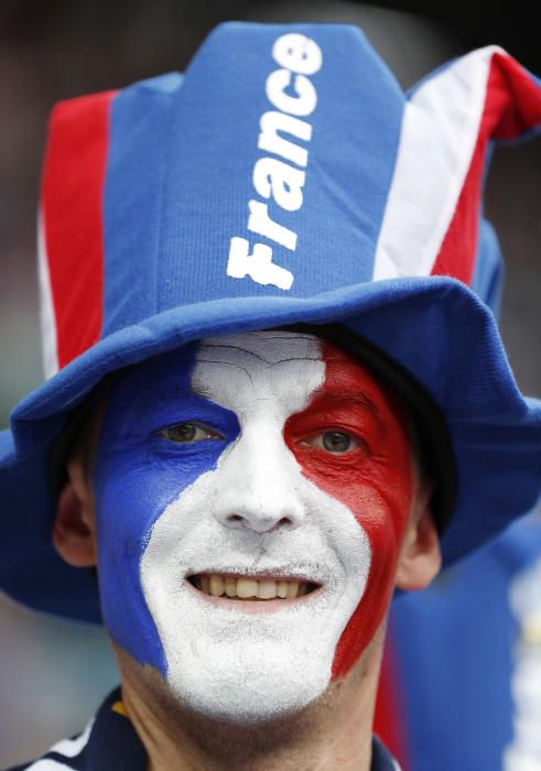 Los seguidores de ambos equipos han puesto colorido al estadio de Saint Denis en el partido inaugural.