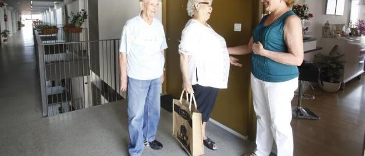 Vecinos mayores del edificio intergeneracional.