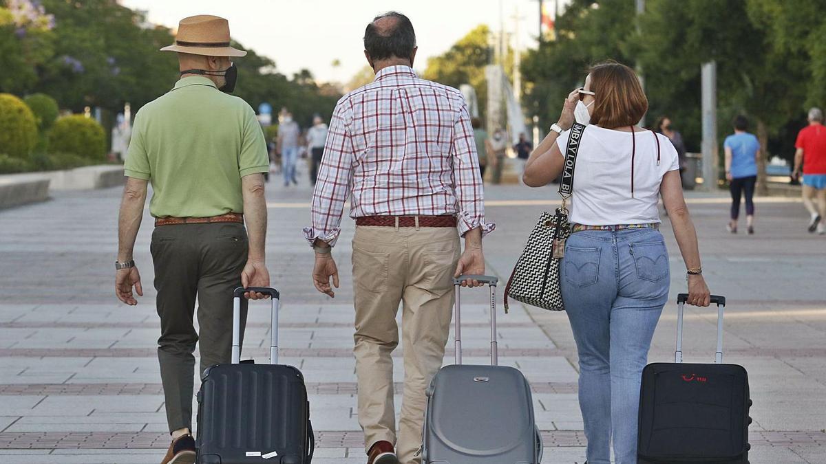 Los cordobeses se preparan para sus vacaciones de verano con reservas de último momento.