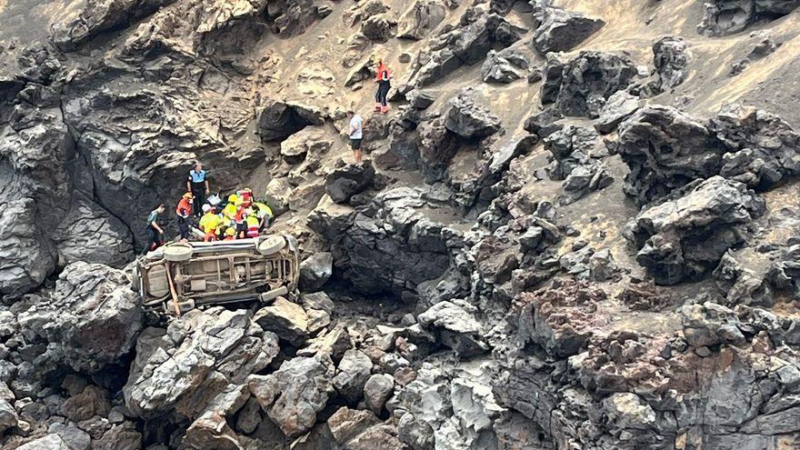 Equipos de emergencias junto al vehículo accidentado.