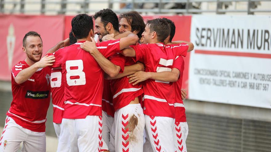 Los jugadores felicitan a Azkorra tras uno de sus golesante el Linense