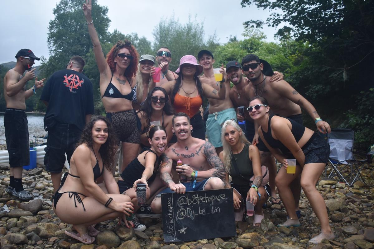 Javier Terciado (abajo en el centro) y Patri García (arriba, primera por la izquierda), junto a otros festivaleros en el río Sella.