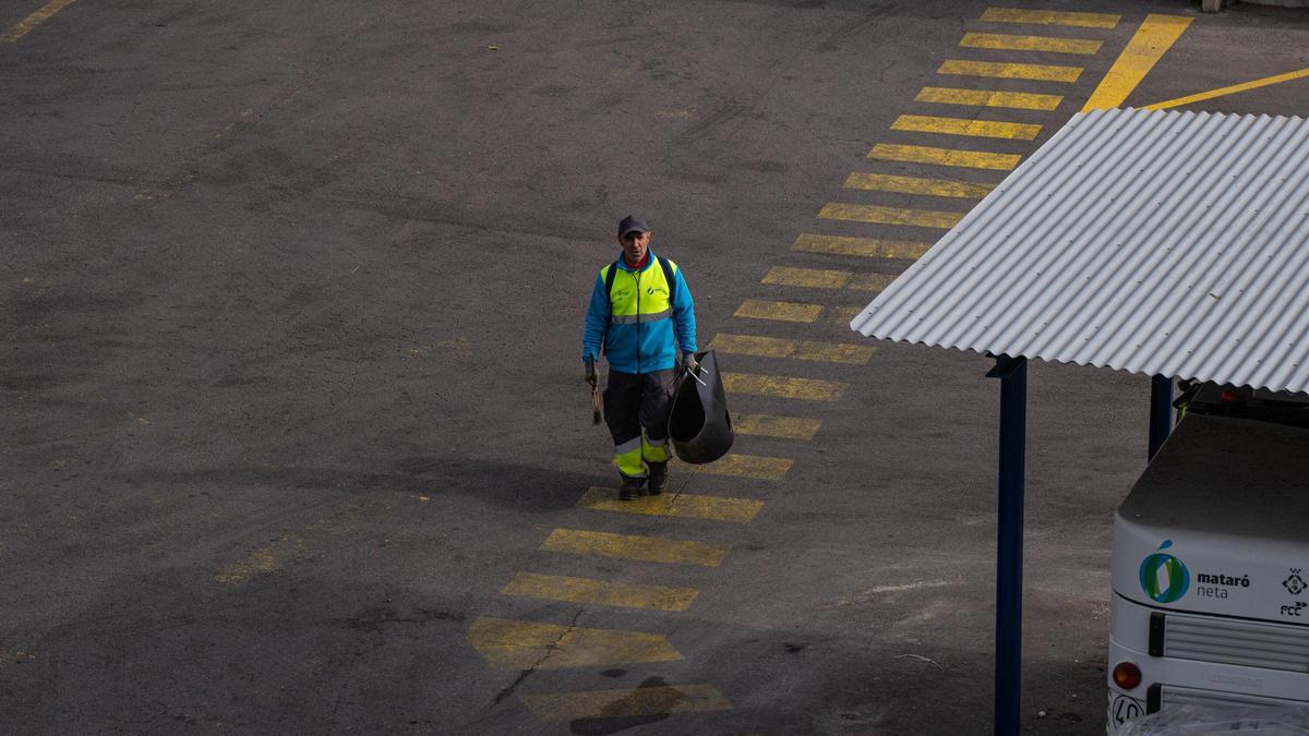Un trabajador del servicio de limpieza viaria de Mataró acaba su turno de trabajo, en la base de donde salen y llegan todas las brigadas.