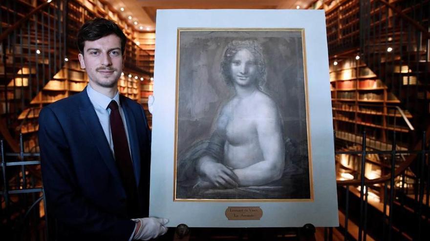 El conservador Mathieu Deldicque posa junto al dibujo &quot;La Mona Lisa desnuda&quot;.