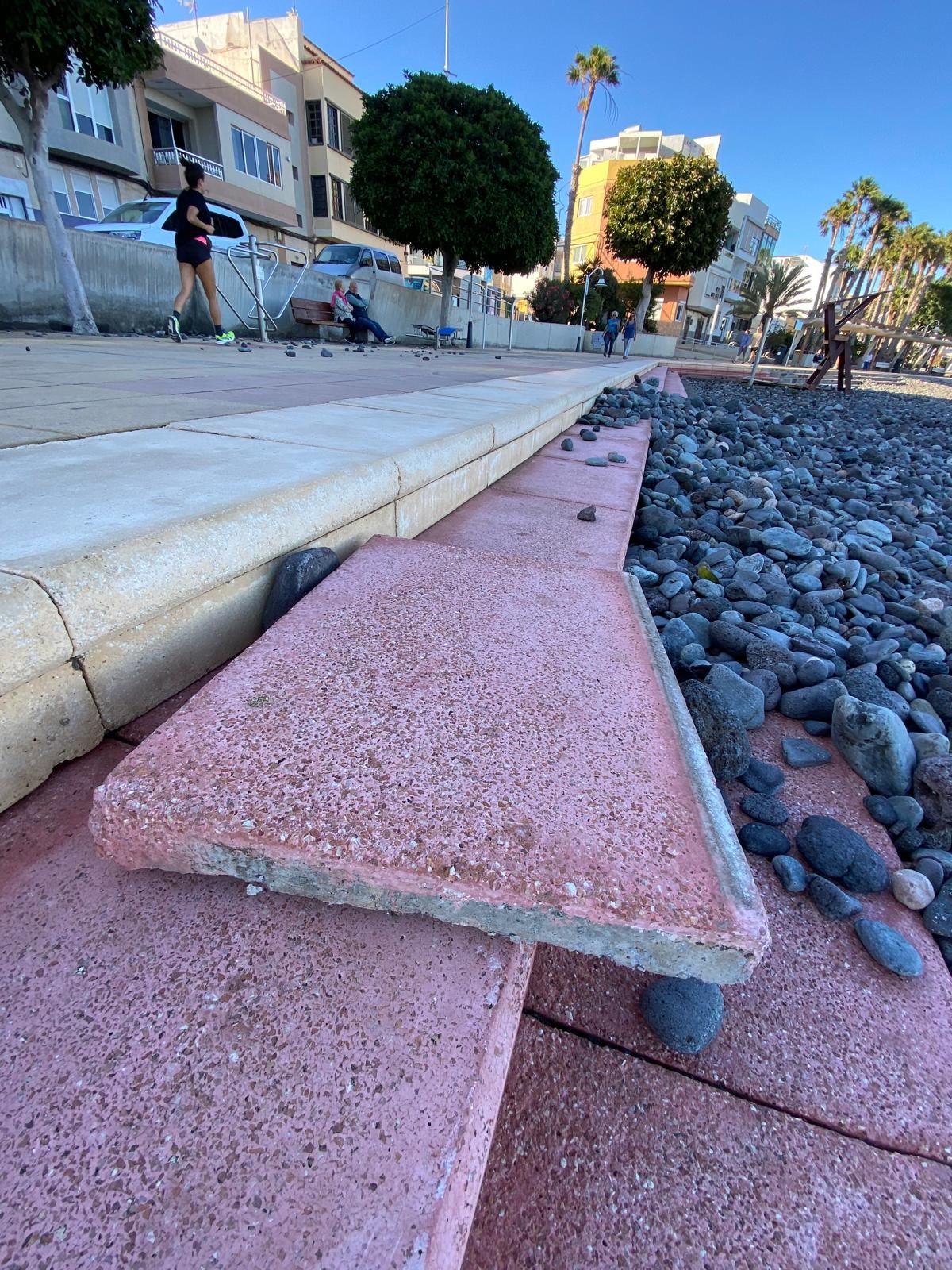 La pleamar llena de piedras el paseo marítimo de la Playa de Arinaga