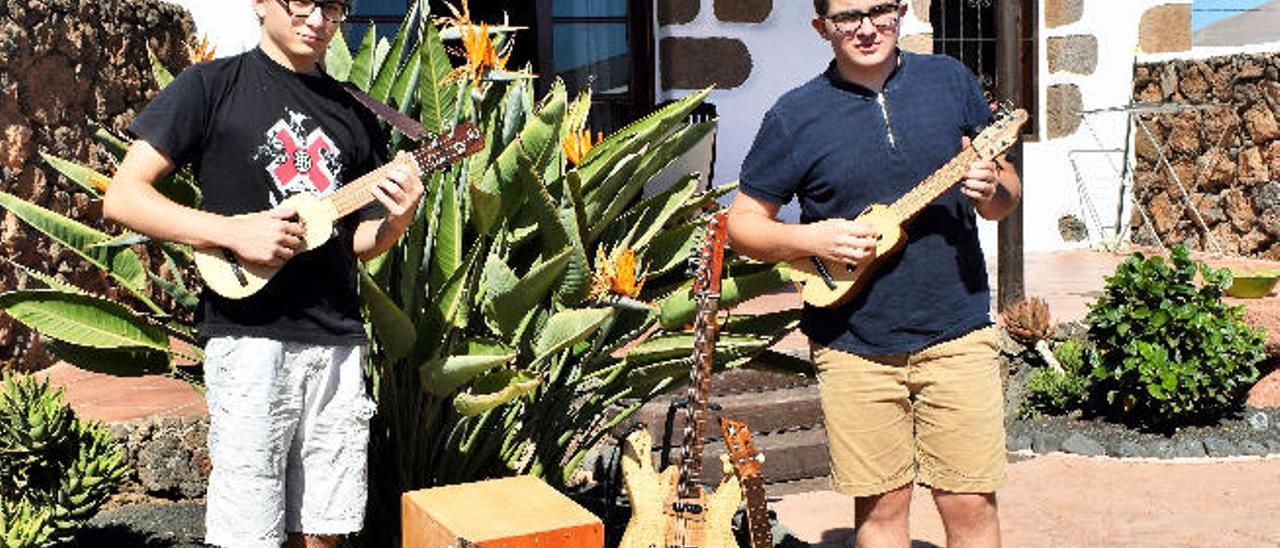 Los hermanos Joan (izquierda) y Felip Martín, en el Caserío de Güime, con los instrumentos que han creado.