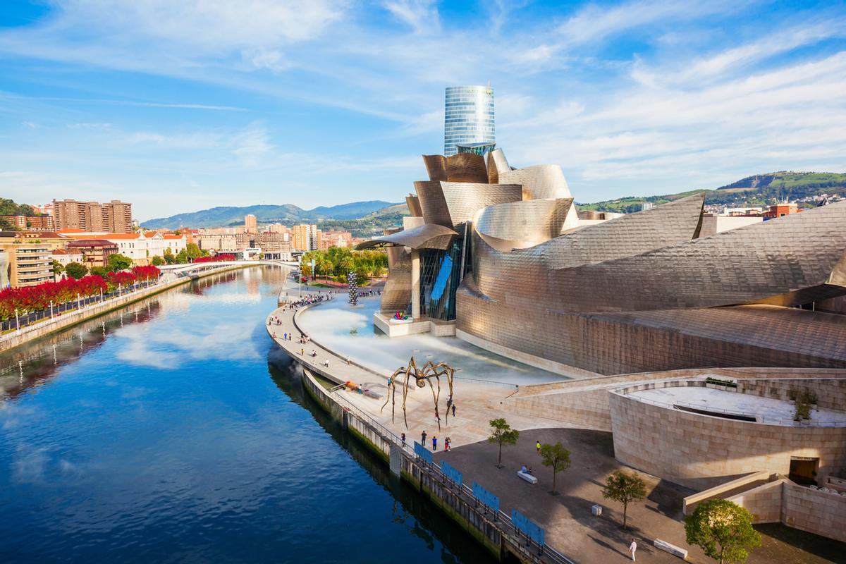 El Museo Guggenheim junto al río