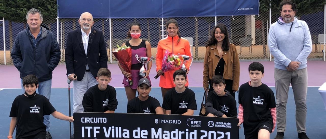 Jéssica Bouzas junto a Hesse en la entrega de trofeos.