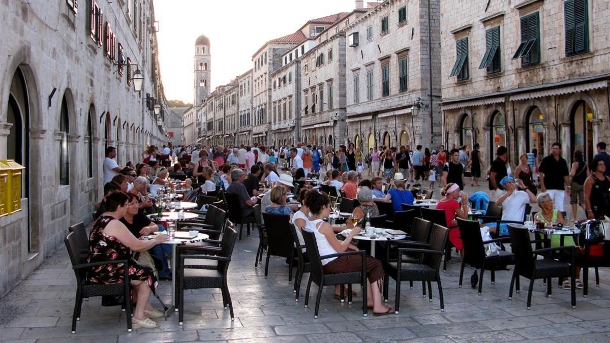 La calle principal de Dubrovnik, en la costa croata