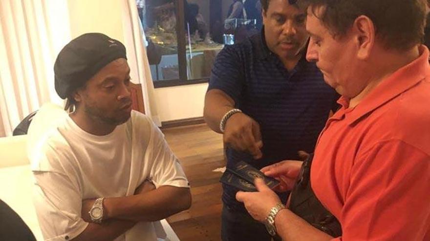 Ronaldinho, arrestado por entrar con pasaporte falso a Paraguay