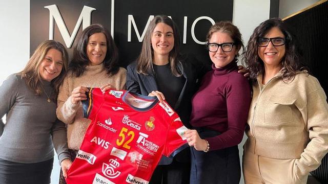 Paulina Pérez Buforn, en el centro, junto a miembros del despacho Maio.