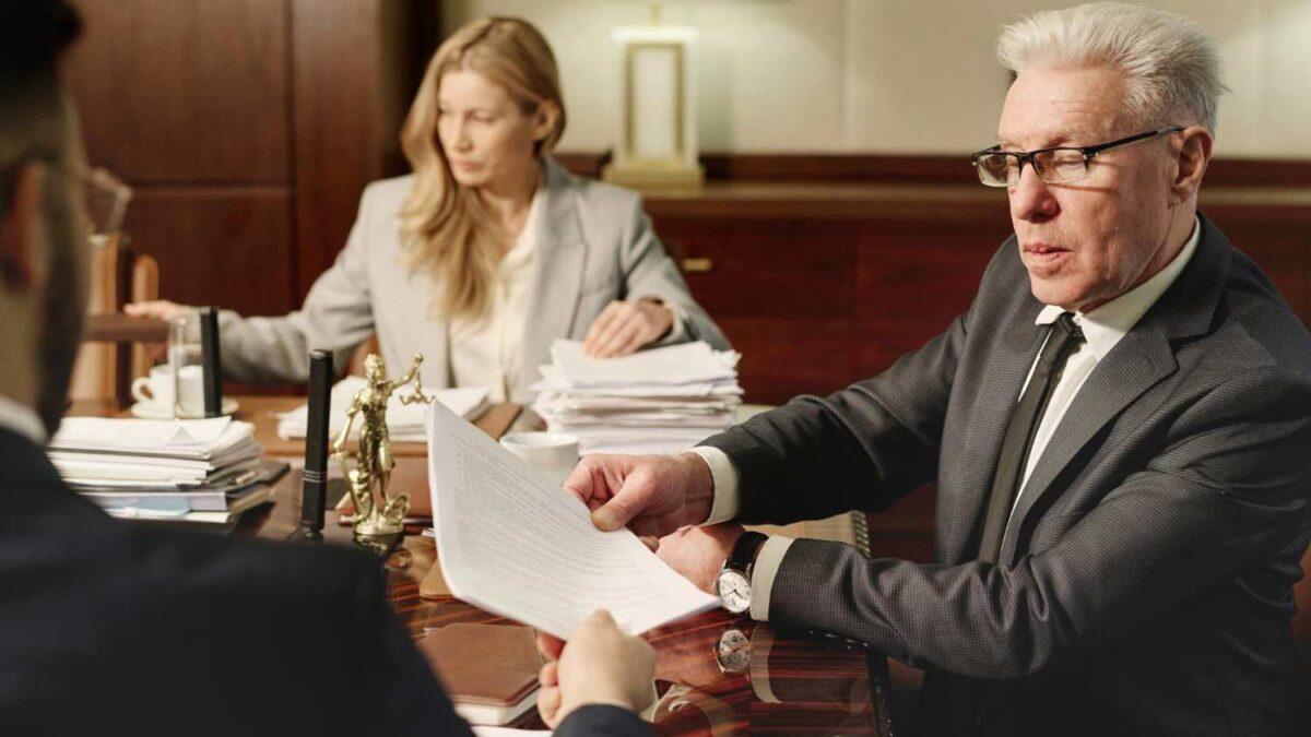 Un abogado firmando una herencia