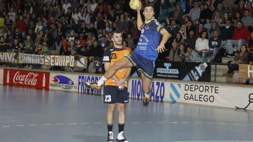 Paulo Dacosta intenta un lanzamiento en el partido de Copa EHF ante el CSM Bucuresti. // Santos Álvarez