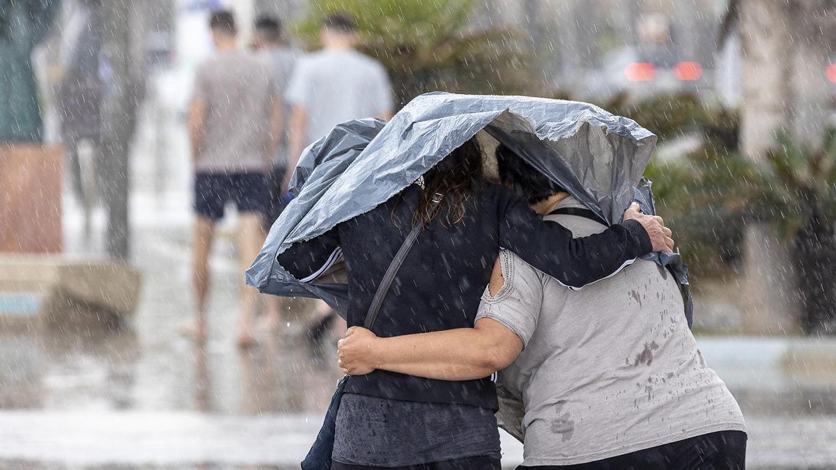 Una tormenta descarga sobre la ciudad de Alicante