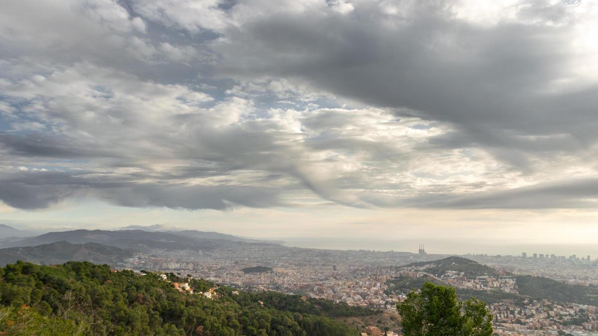 Cielo con abundante variedad de nubes en Barcelona, el 16 de febrero del 2024. Básicamente se trata de nubes bajas y medias, pero destacan los altocumulus virga