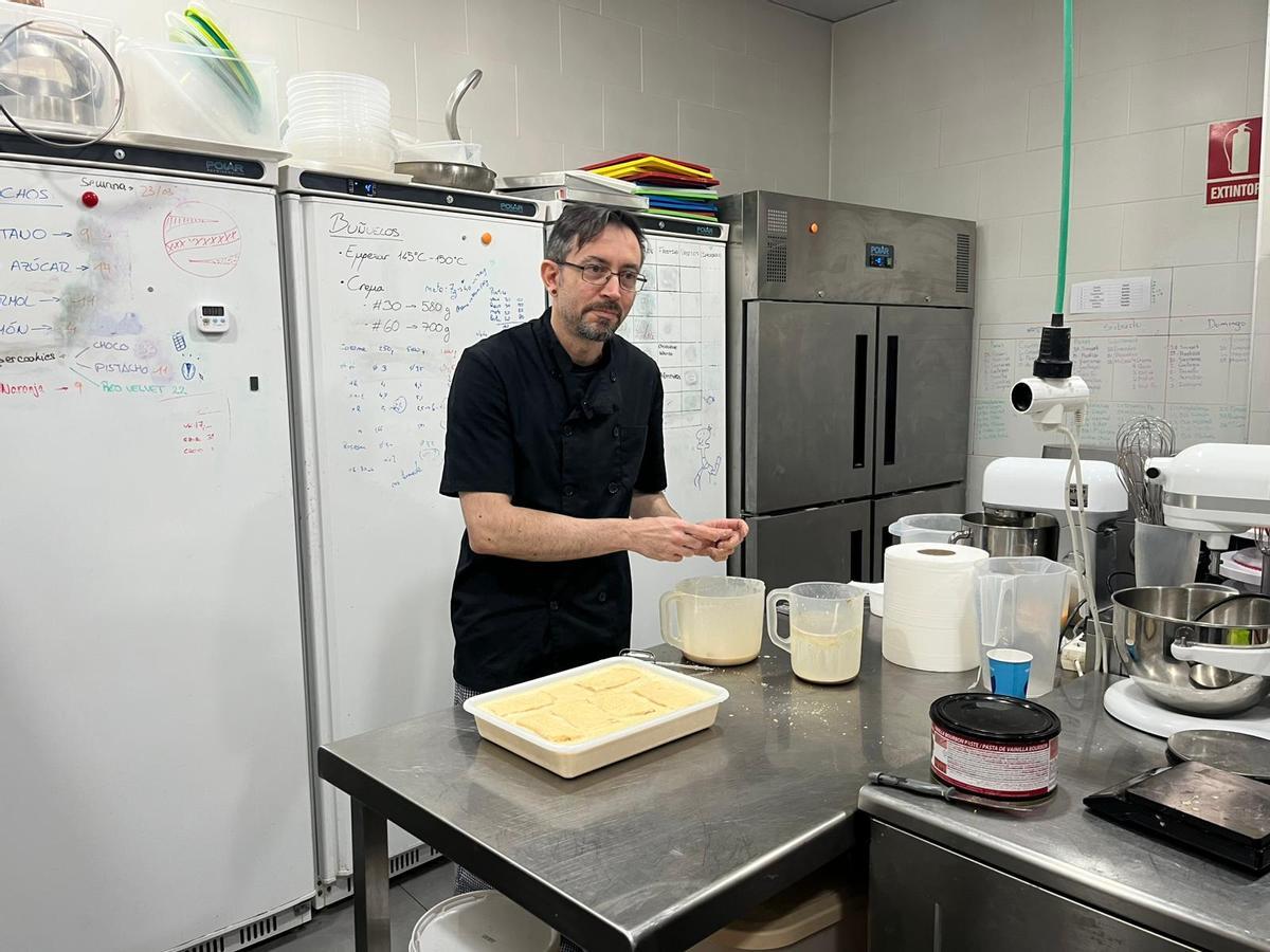 Diego Morganti de Una Dolce Idea en Arganzuela con su mezcla para "empapar" las torrijas