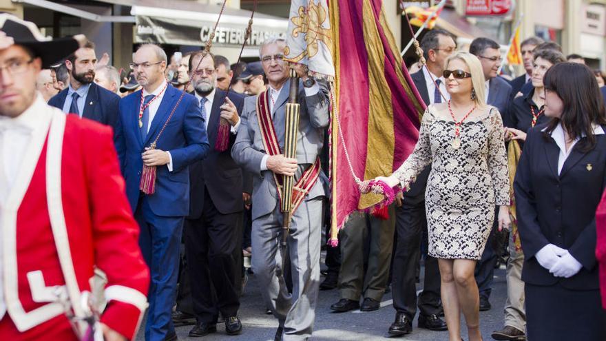 Ribó, con la Senyera en la Procesión Cívica.