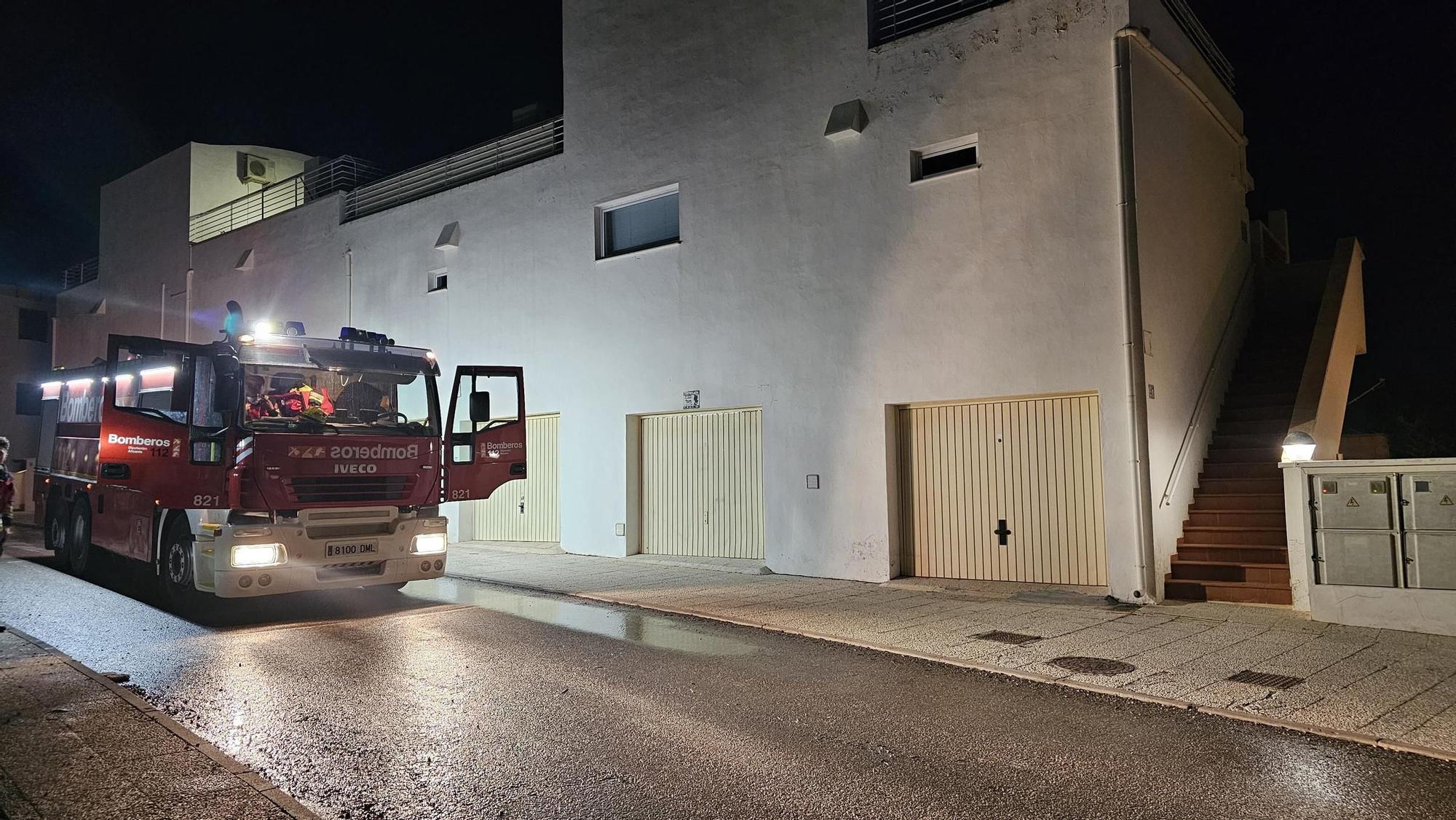 Las llamas del incendio en Orihuela Costa