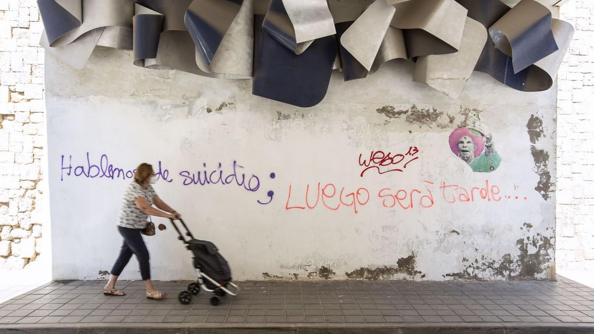 Una pintada relativa al suicidio bajo las escalinatas del IES Jorge Juan de Alicante. El pasado año, 170 personas se quitaron la vida en la provincia: 133 hombres y 37 mujeres.  | ALEX DOMÍNGUEZ