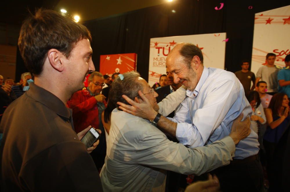 El secretario general del PSOE, Alfredo Pérez Rubalcaba, y el líder de los socialistas valencianos, Ximo Puig, durante el mitin de cierre de campaña para las elecciones europeas de 2014 en Alicante