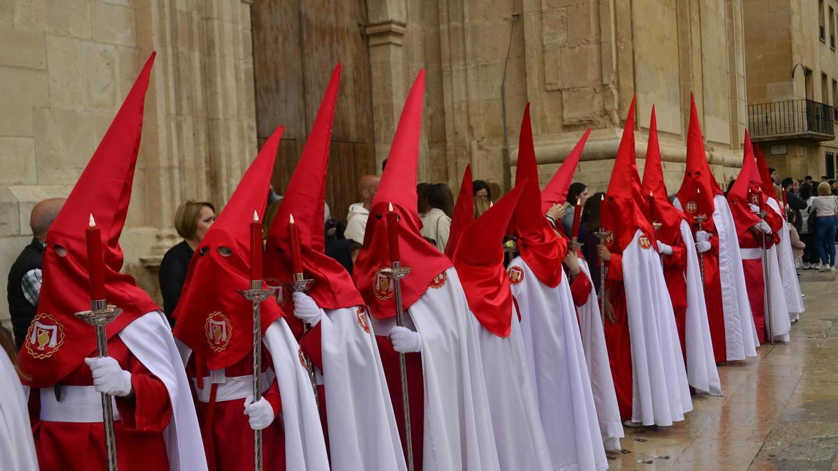 Procesiones de la tarde en el Domingo de Ramos de Elche con la vista en el cielo