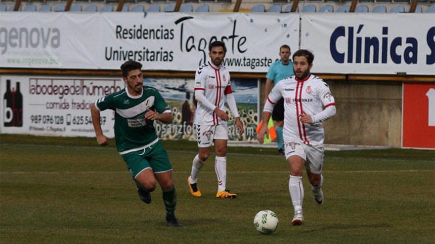 Un jugador del Coruxo persigue a un rival de la Cultural. @CyDLeonesa