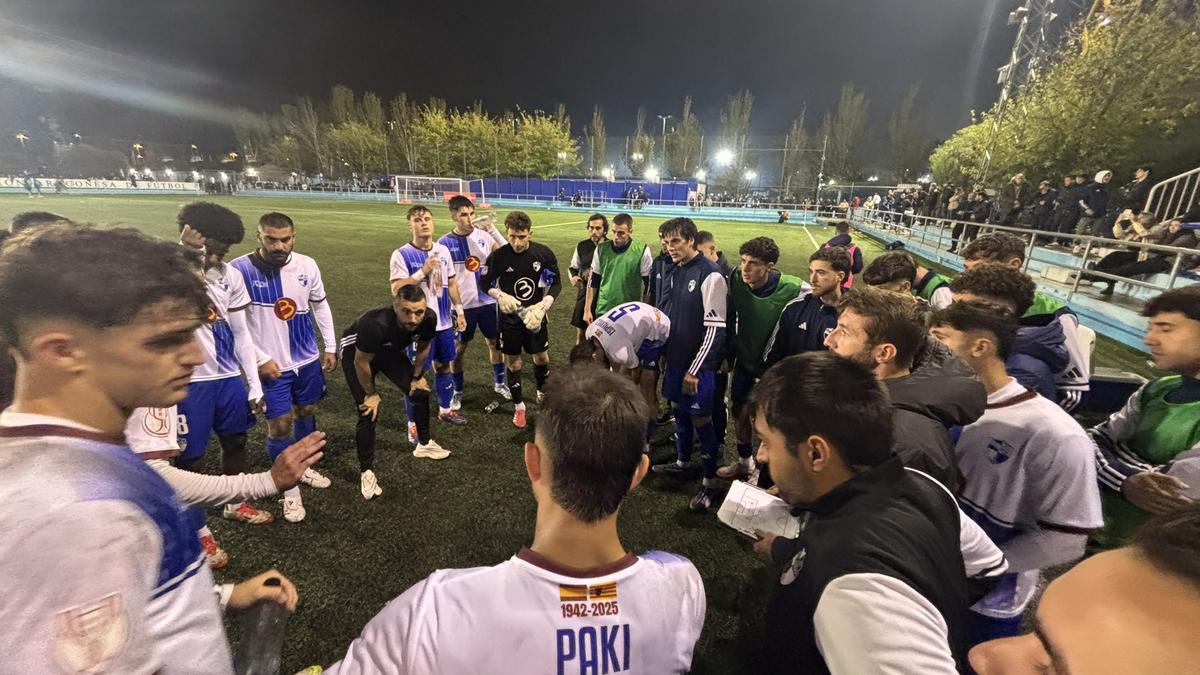 Los jugadores del Ebro atienen a Genovés antes del segundo tiempo de la prórroga.