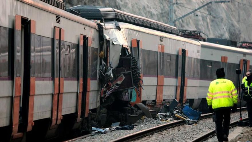 Personal de Renfe en el lugar del accidente.