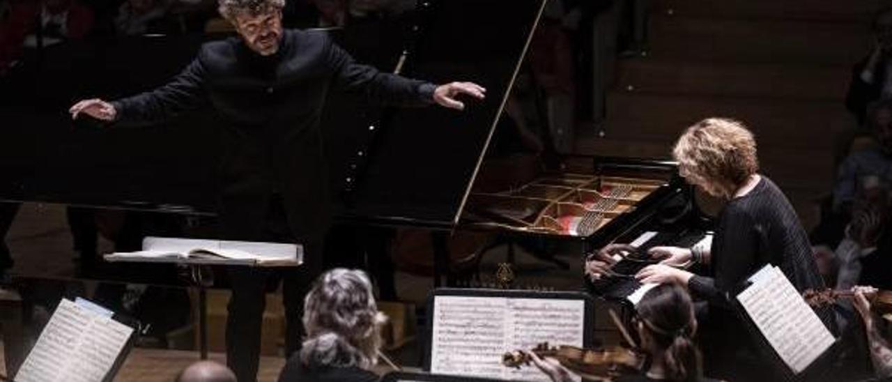 El director Paclo Heras Casado junto a la pianista Gabriela Montero.