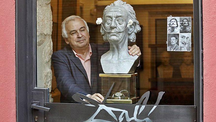 Carlos Mallart amb l&#039;urna que protegeix els bigotis de Dalí