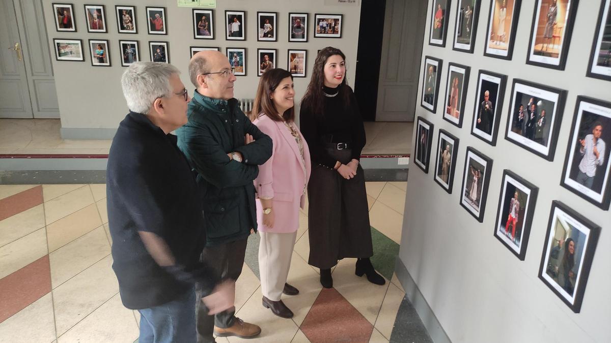 Representantes municipales con Valbuena, durante la presentación de la exposición.