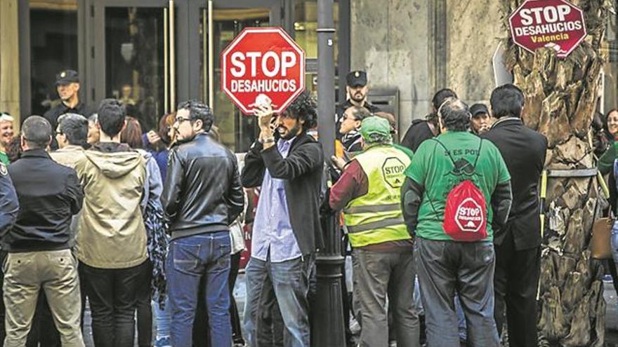 El Banco de España multa a tres entidades por no evitar desahucios