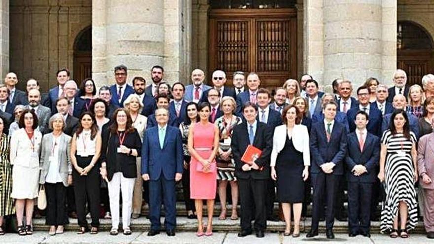 Fotografía de familia de la reina Letizia con los directores del Instituto Cervantes.