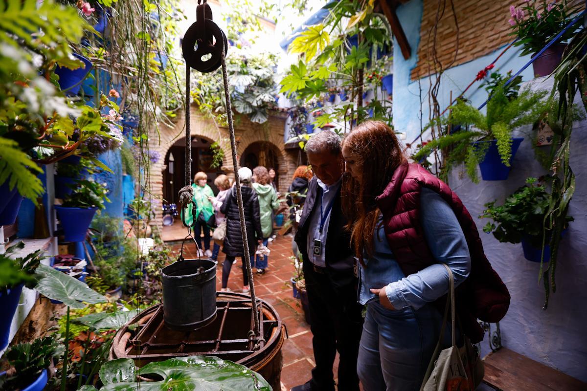 Los Patios de Córdoba desafían a la lluvia en el ecuador de la fiesta