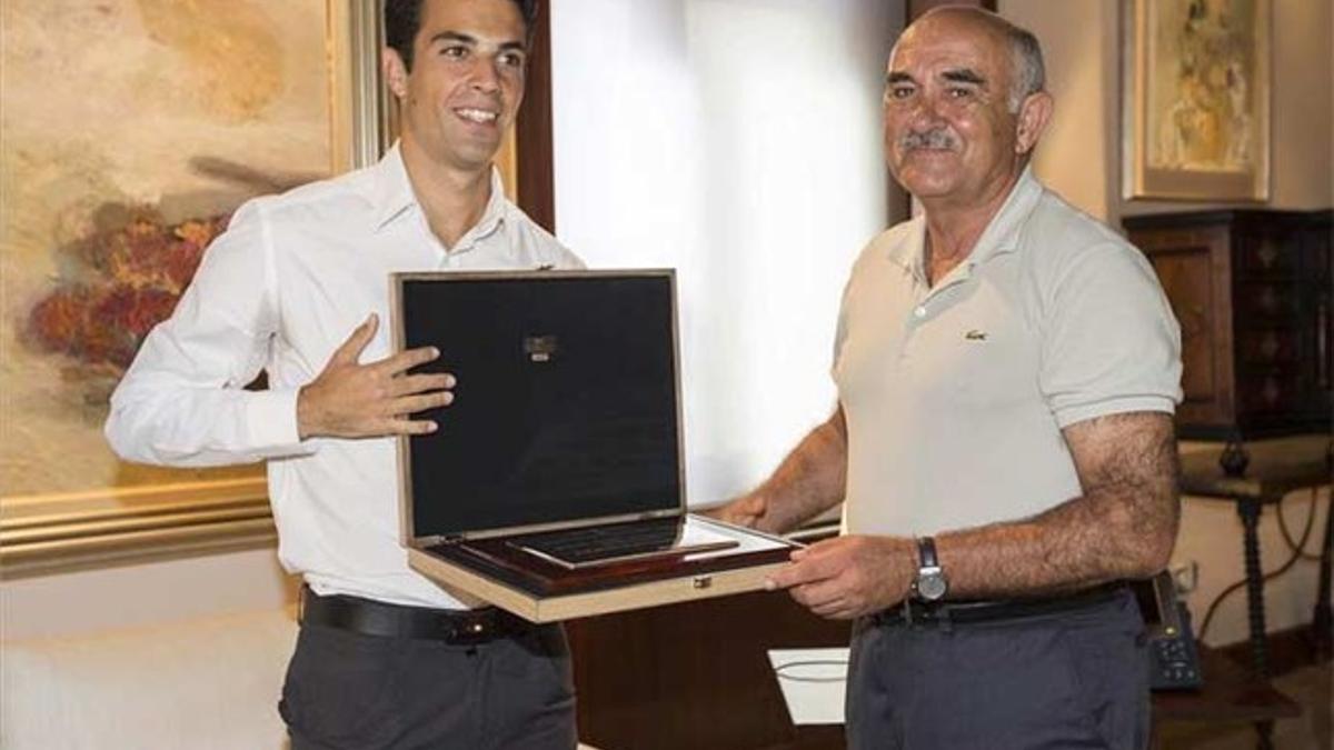 López recibiendo una placa conmemorativa en su ciudad natal