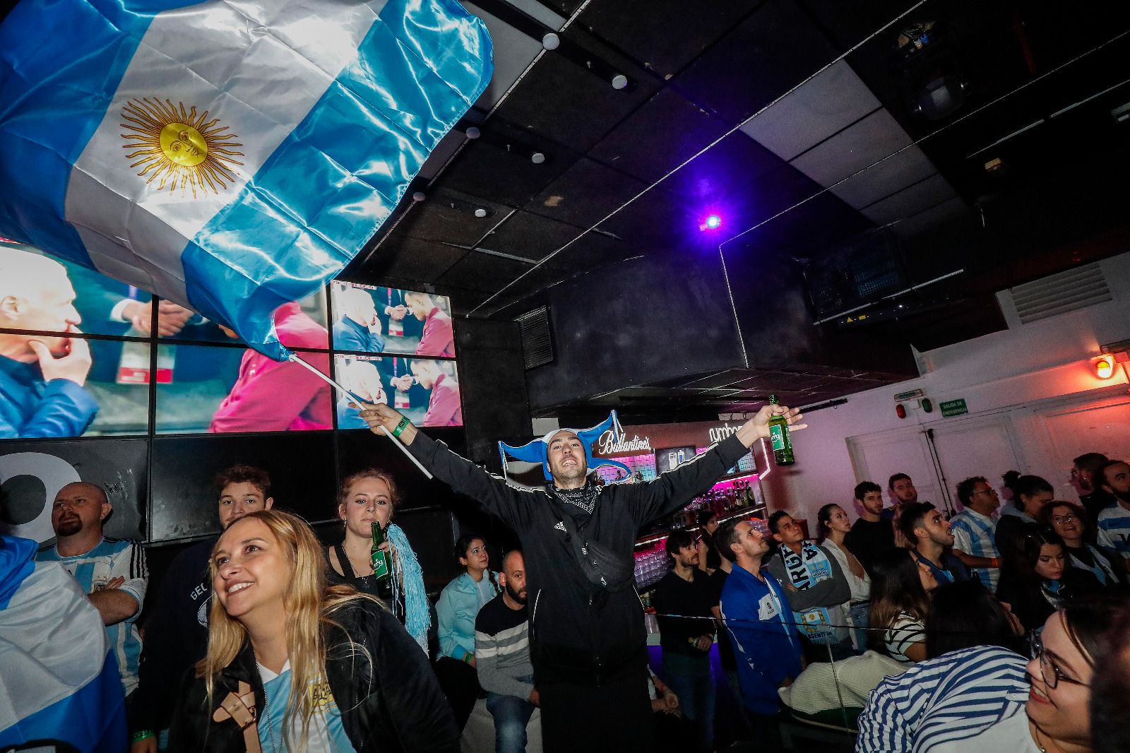 La afición argentina sigue en València el partido de la final del Mundial de Catar contra Francia