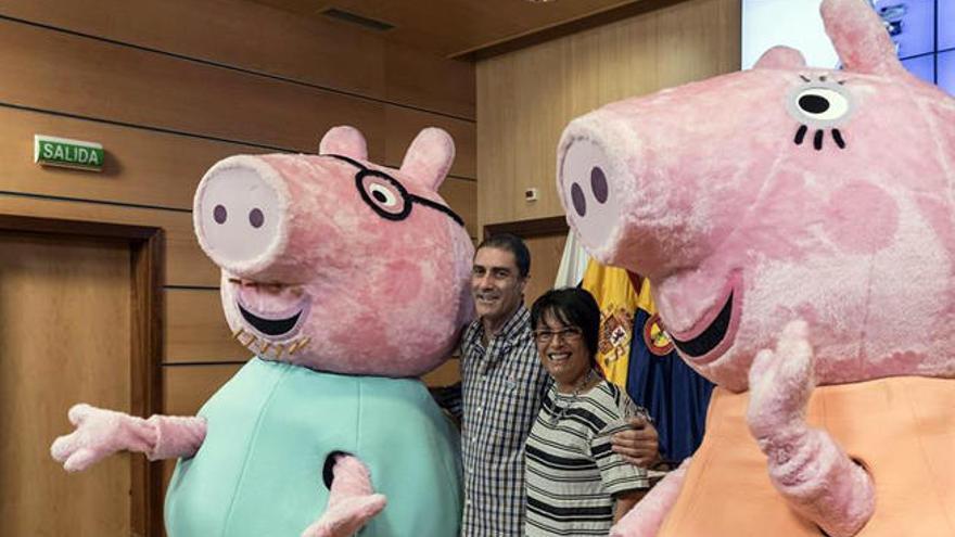 La consejera de Política Social del Cabildo de Gran Canaria, Elena Máñez y el director de Creativos Educativos, Rafael Vázquez, junto con Papá y Mamá Pig.