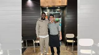 Samuel Umtiti, exjugador del FC Barcelona, visita por sorpresa un restaurante de Zaragoza: "Esta no os la esperabais"