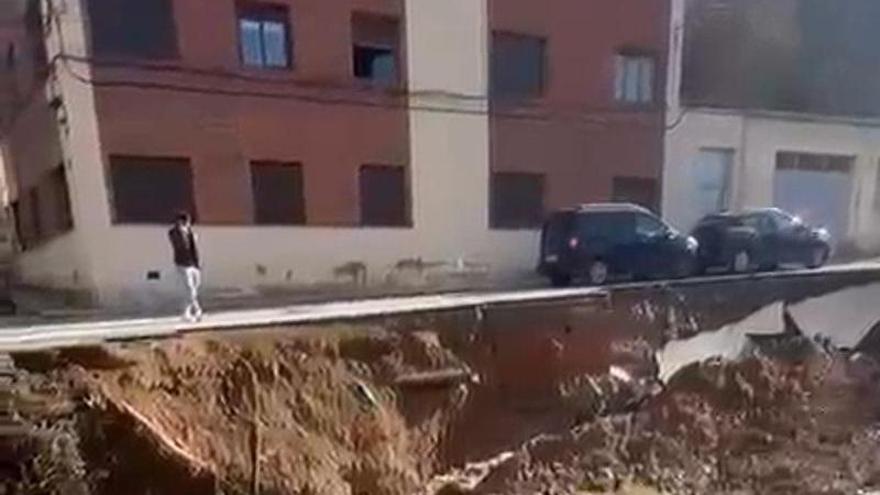 L’aigua brolla després d’enfonsar-se el carrer a Anglès