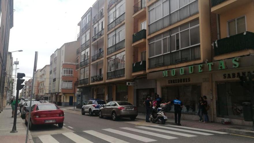 La Policía, en la calle donde se halla la vivienda con pulgas.