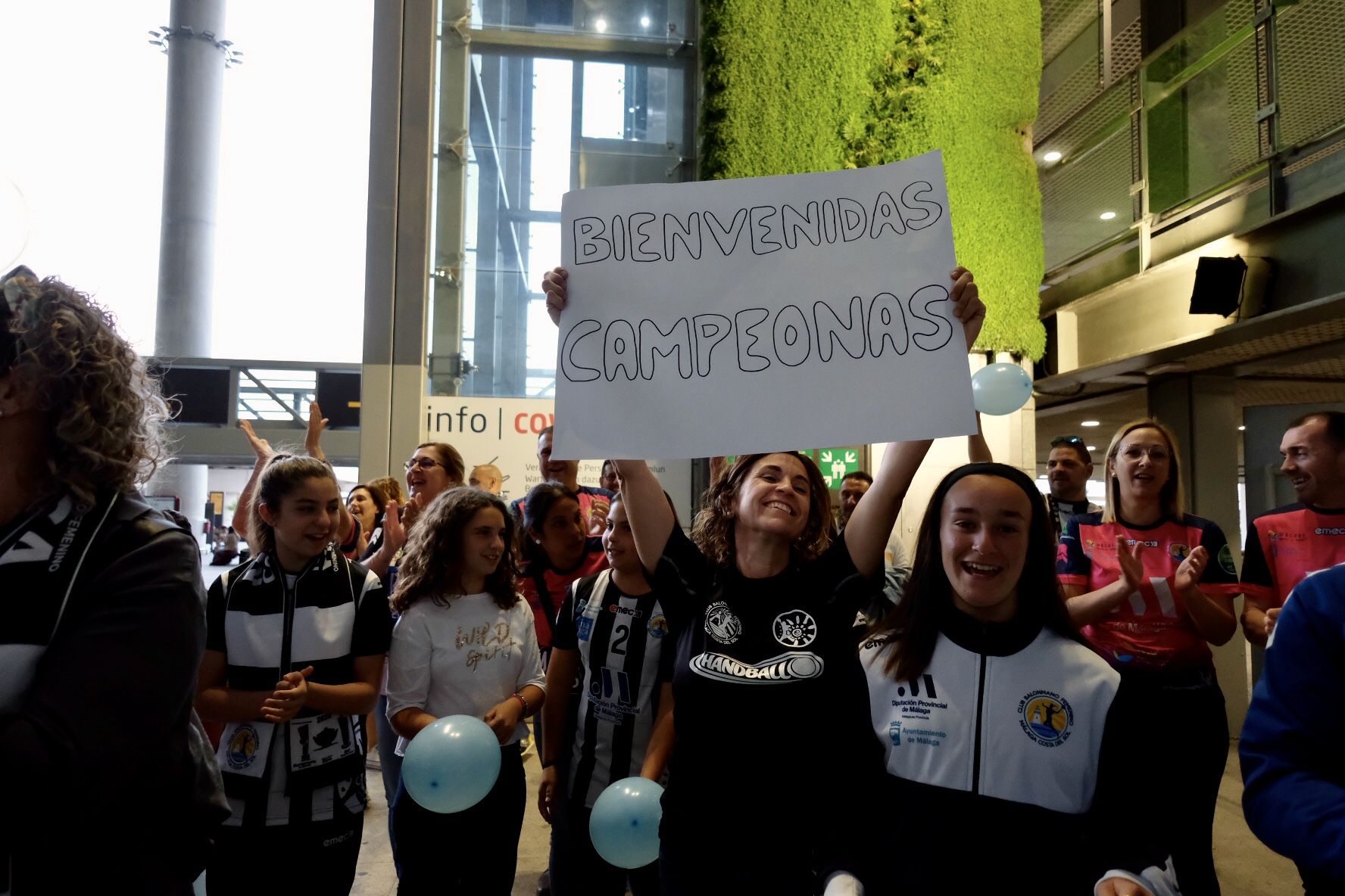 Las campeonas de la Copa de la Reina del BM Costa del Sol son recibidas en el aeropuerto