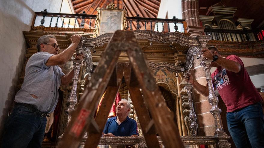 Montaje del trono del Santo Entierro, en La Concepción