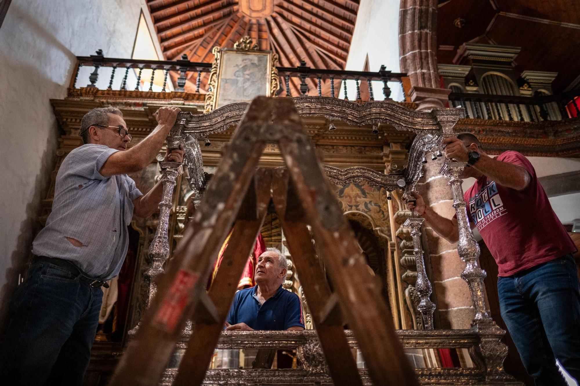 Montaje del trono del Santo Entierro, en La Concepción