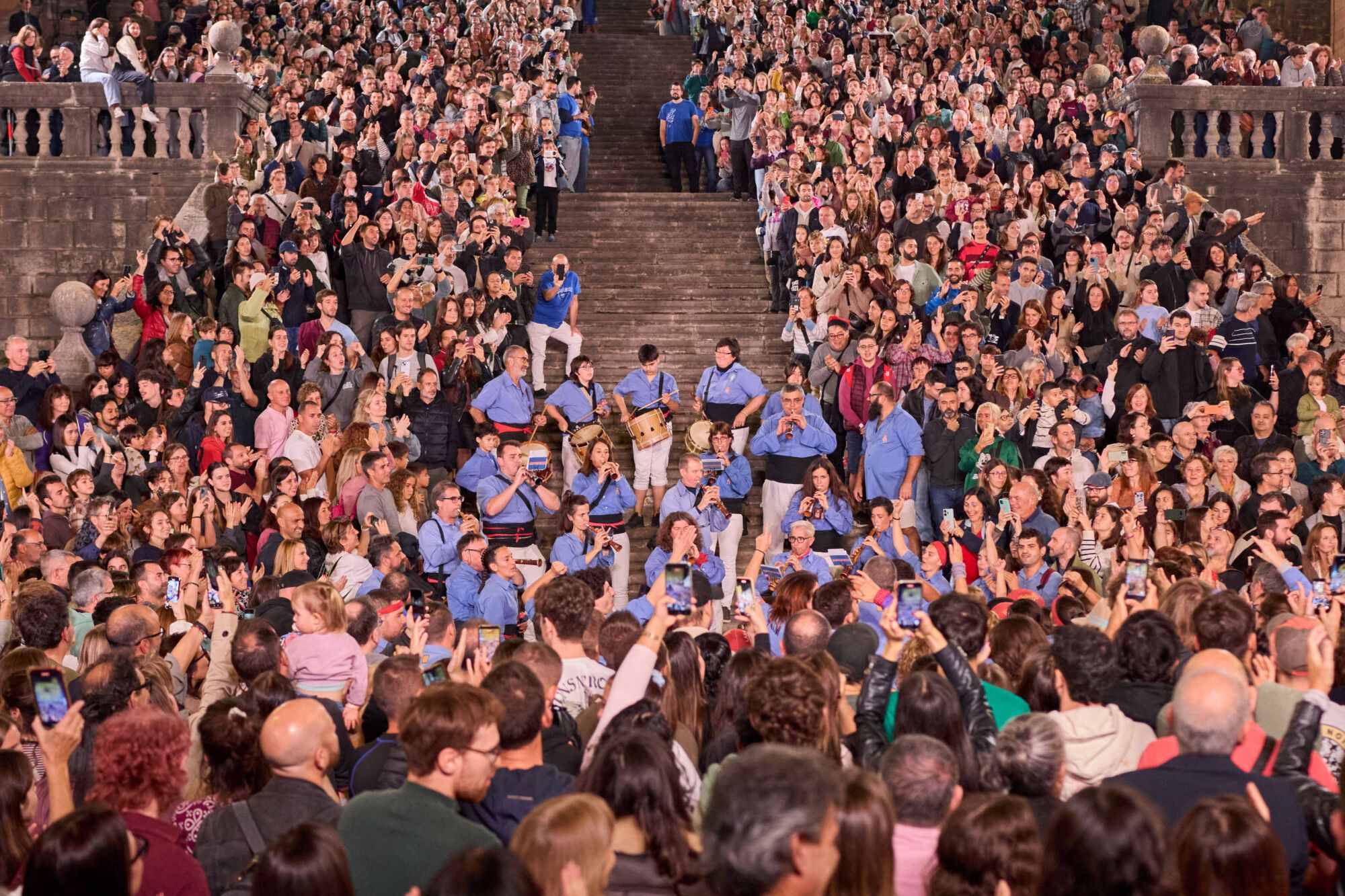 Les imatges de la pujada del pilar de 4 a les escales de la Catedral