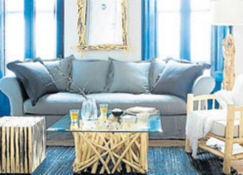 Salón de estilo mediterráneo caracterizado por colores en tonos claros, blancos y azules.