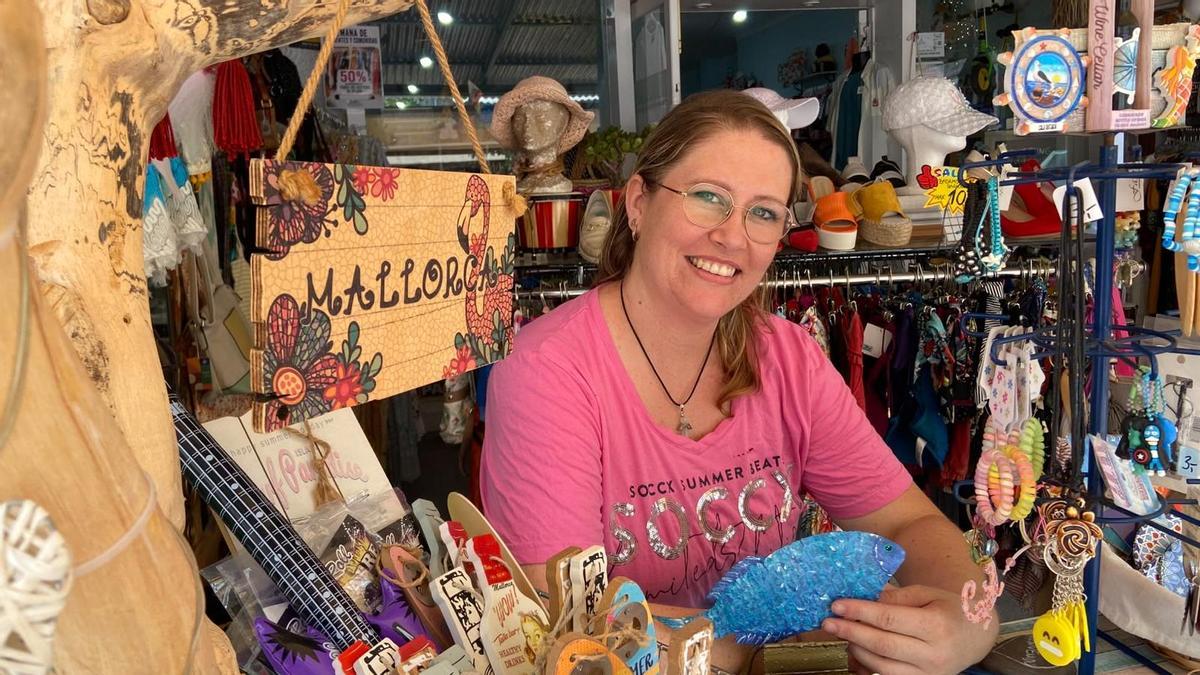 Steffi Eichhorn ist zum Saisonbeginn mit ihrem Secondhand-Geschäft in Cala Ratjada in ein größeres Ladenlokal umgezogen