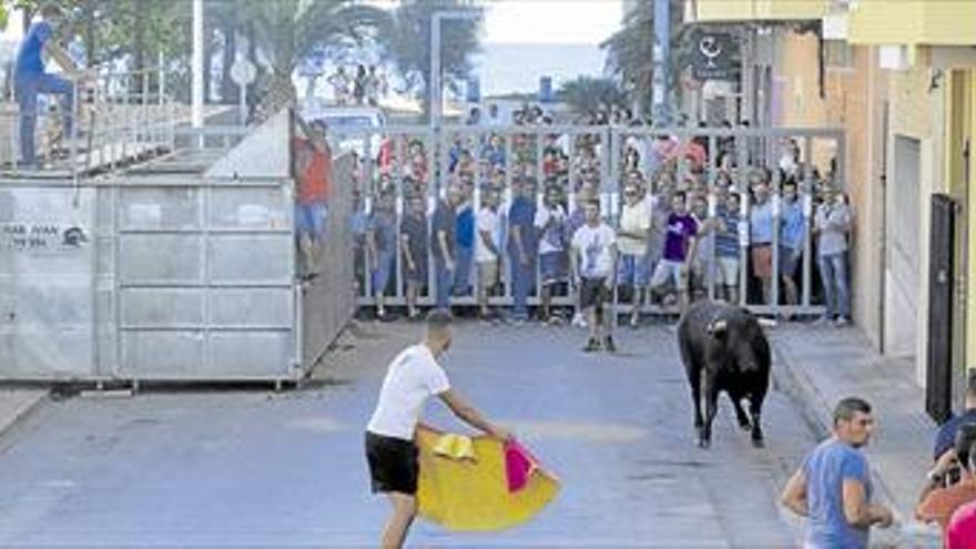 La afición arropa la vuelta de los toros a la playa de Moncofa