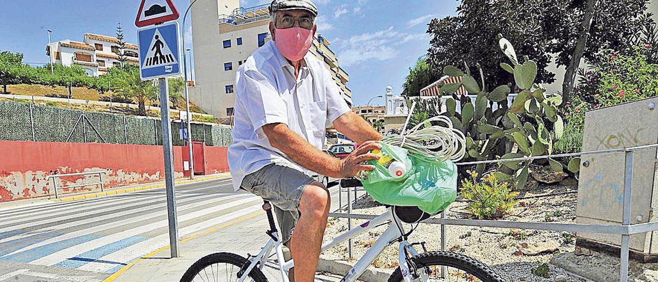 Alberto, jubilado, separa los residuos y se mueve en bici.
