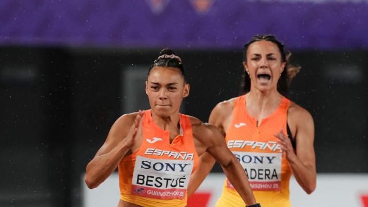 Bestué y la atleta de Muro durante la carrera celebrada esta noche en China.
