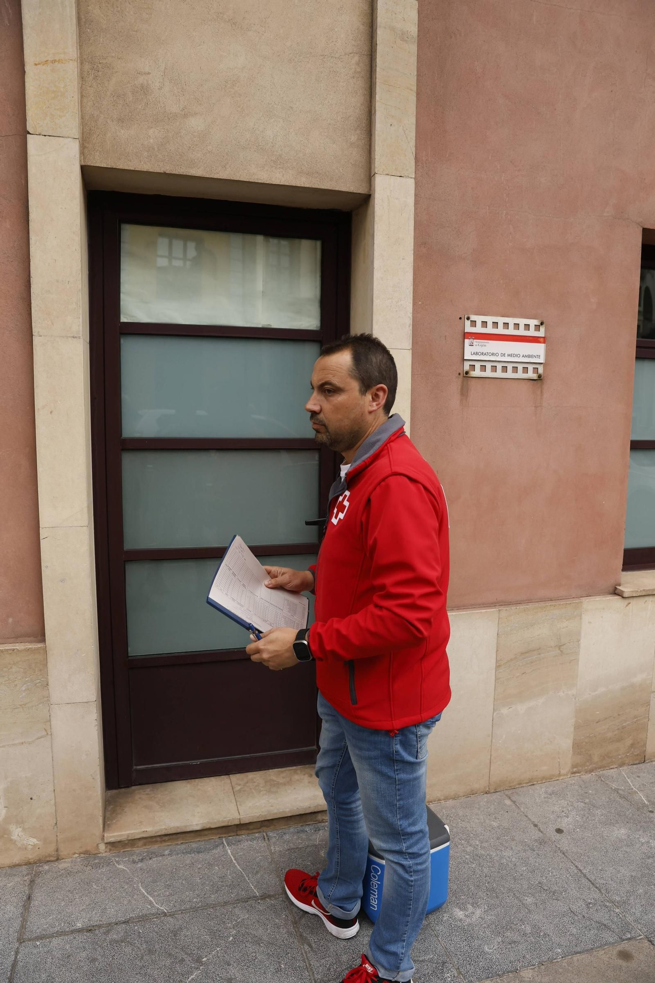 Así se controla la calidad del mar en Gijón durante la temporada de baños (en imágenes)